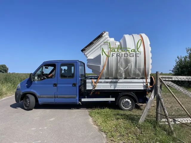 Pivnica naložená na vozidle pri dovoze na pozemok