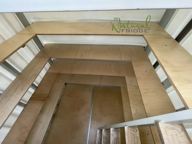 Pohľad zhora do hranatej pivnice na schodisko