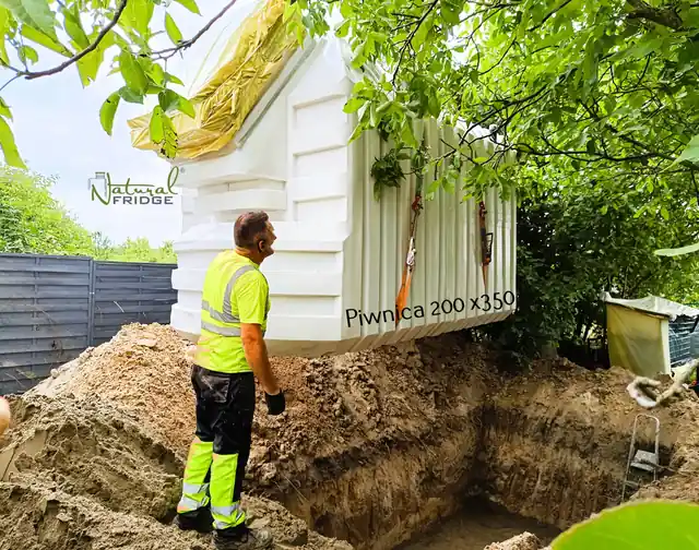 Teleso pivnice 200 × 350 osadené na okraji výkopu